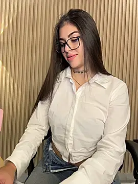 Snapshot of Sarasanders_4 chatting on 11.10.25 Sarasanders 4 online show from 11.10.25