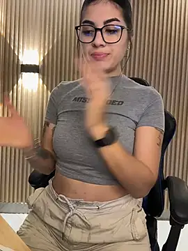 Snapshot of Sarasanders_4 chatting on 11.28.25 Sarasanders 4 online show from 11.28.25