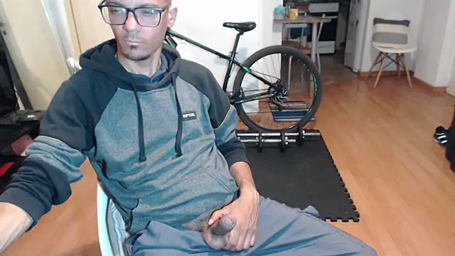 Snapshot of guachin_hunk chatting on 10.19.25 guachin hunk online show from 10.19.25