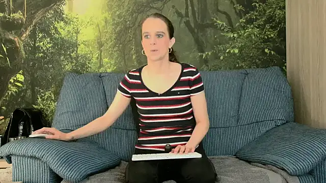 Snapshot of LadyChantale chatting on 03.05.25 LadyChantale online show from 03.05.25