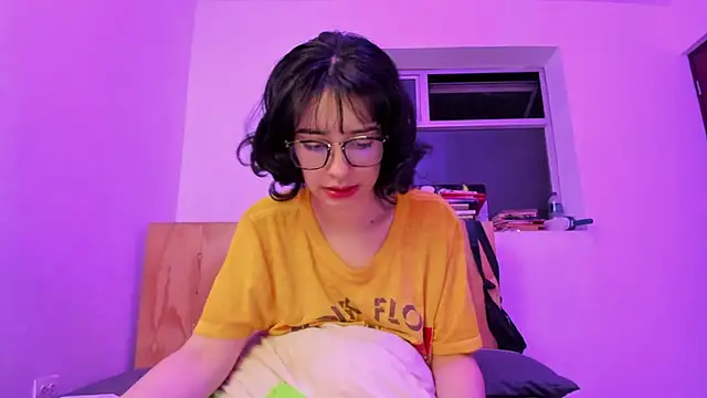 Snapshot of _Lunnaa_ chatting on 12.19.24  Lunnaa  online show from 12.19.24