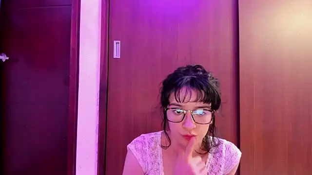 Snapshot of _Lunnaa_ chatting on 03.15.25  Lunnaa  online show from 03.15.25