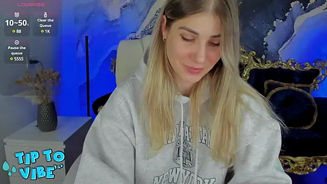 Snapshot of CassandraGood chatting on 02.11.25 CassandraGood online show from 02.11.25