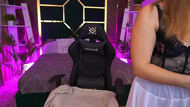 Snapshot of CassandraGood chatting on 09.23.25 CassandraGood online show from 09.23.25