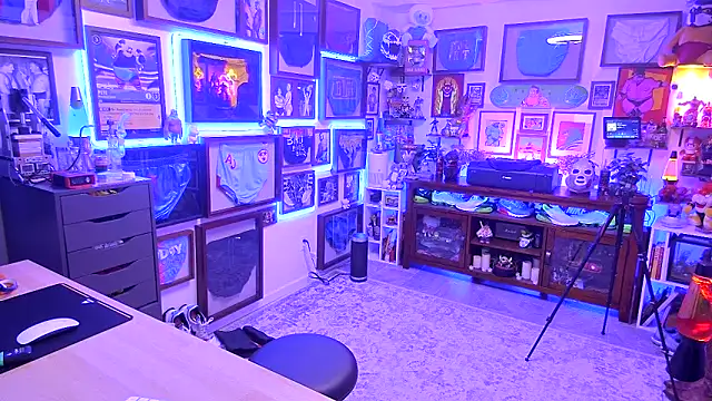 Snapshot of Briefs_bud chatting on 11.30.25 Briefs bud online show from 11.30.25