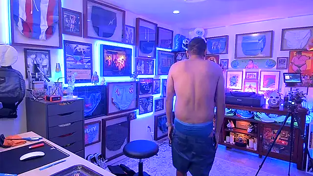 Snapshot of Briefs_bud chatting on 12.01.25 Briefs bud online show from 12.01.25