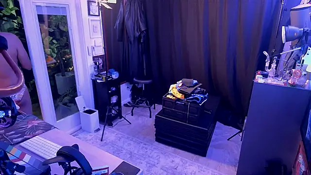 Snapshot of Briefs_bud chatting on 12.18.25 Briefs bud online show from 12.18.25