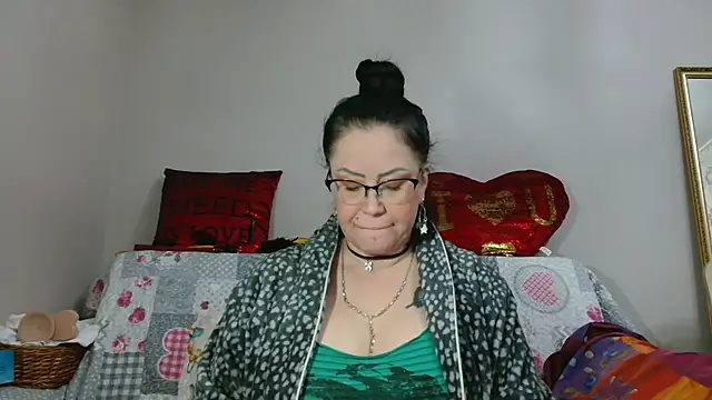 Snapshot of x__KHALEESI__x chatting on 12.21.24 x KHALEESI x online show from 12.21.24