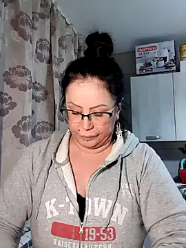 Snapshot of x__KHALEESI__x chatting on 01.05.25 x KHALEESI x online show from 01.05.25