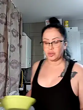 Snapshot of x__KHALEESI__x chatting on 01.05.25 x KHALEESI x online show from 01.05.25