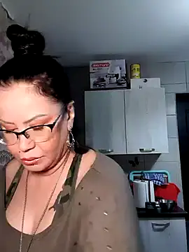 Snapshot of x__KHALEESI__x chatting on 01.06.25 x KHALEESI x online show from 01.06.25