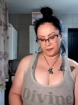 Snapshot of x__KHALEESI__x chatting on 01.21.25 x KHALEESI x online show from 01.21.25