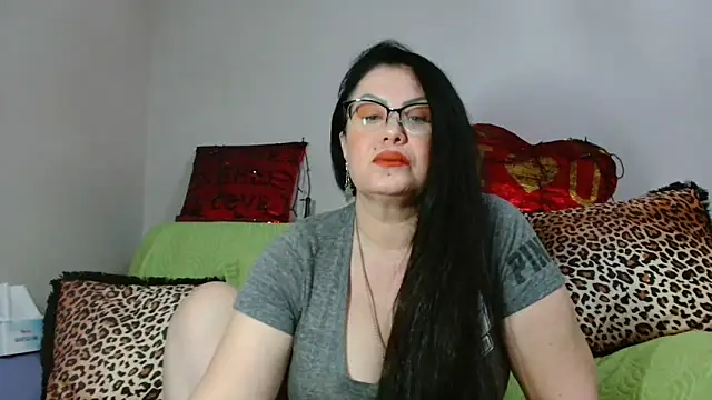 Snapshot of x__KHALEESI__x chatting on 02.01.25 x KHALEESI x online show from 02.01.25