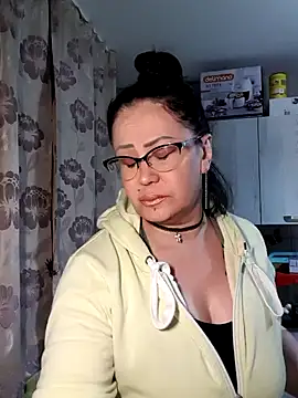 Snapshot of x__KHALEESI__x chatting on 02.10.25 x KHALEESI x online show from 02.10.25