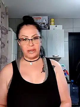 Snapshot of x__KHALEESI__x chatting on 02.10.25 x KHALEESI x online show from 02.10.25