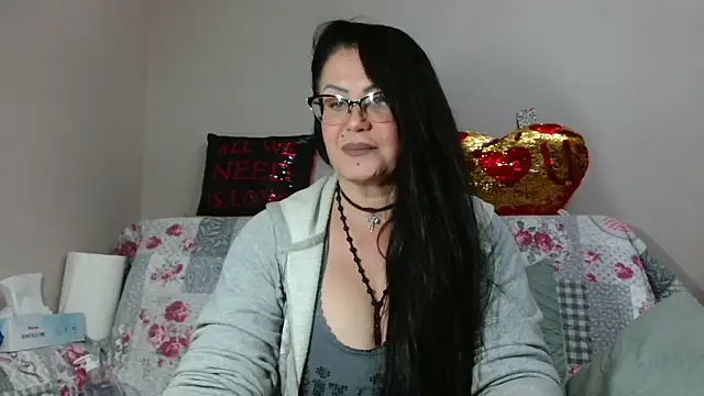 Snapshot of x__KHALEESI__x chatting on 11.14.25 x KHALEESI x online show from 11.14.25