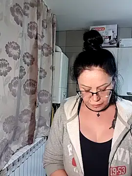 Snapshot of x__KHALEESI__x chatting on 11.20.25 x KHALEESI x online show from 11.20.25