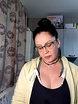 Snapshot of x__KHALEESI__x chatting on 11.21.25 x KHALEESI x online show from 11.21.25