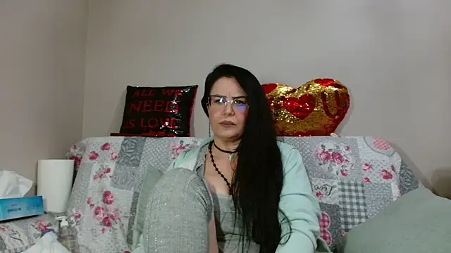 Snapshot of x__KHALEESI__x chatting on 11.25.25 x KHALEESI x online show from 11.25.25