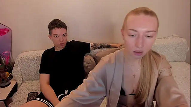 Snapshot of secret_dreams__ chatting on 11.21.25 secret dreams online show from 11.21.25