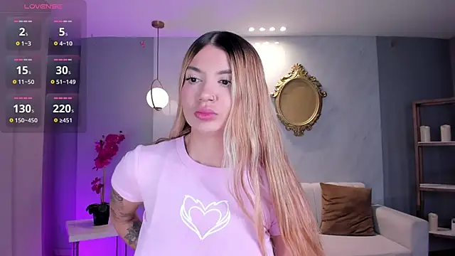 Snapshot of NiaHolland chatting on 12.19.25 NiaHolland online show from 12.19.25