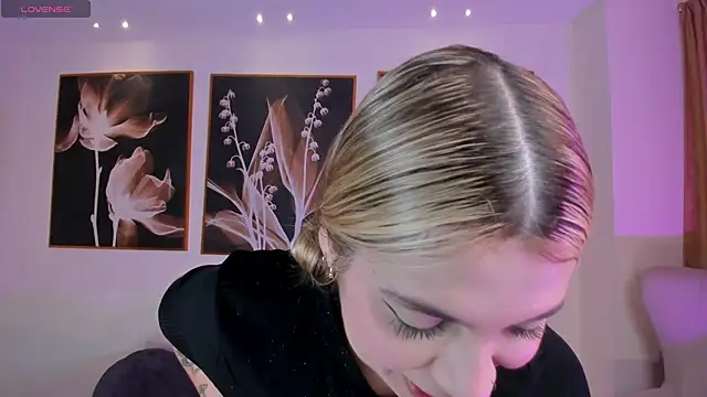 Snapshot of NiaHolland chatting on 02.01.26 NiaHolland online show from 02.01.26