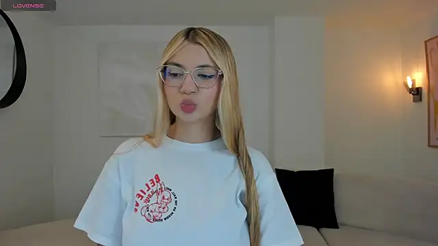 Snapshot of NiaHolland chatting on 02.08.26 NiaHolland online show from 02.08.26