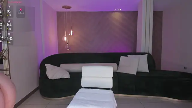 Snapshot of NiaHolland chatting on 02.12.26 NiaHolland online show from 02.12.26