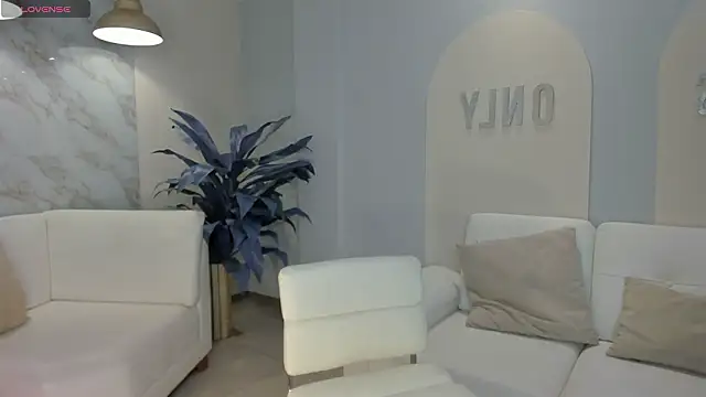 Snapshot of NiaHolland chatting on 02.15.26 NiaHolland online show from 02.15.26