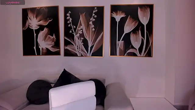 Snapshot of NiaHolland chatting on 02.25.26 NiaHolland online show from 02.25.26