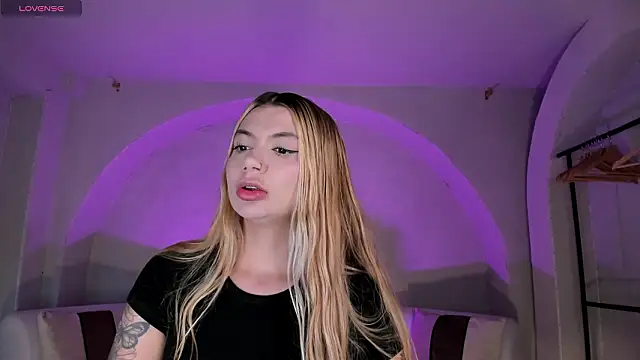 Snapshot of NiaHolland chatting on 03.24.26 NiaHolland online show from 03.24.26