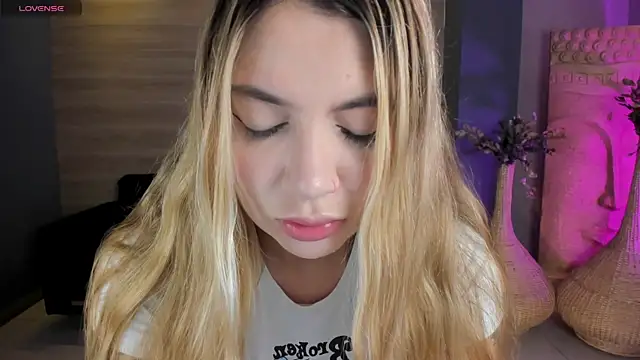 NiaHolland online show from 05.04.26