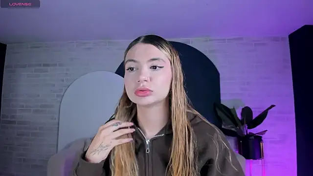 NiaHolland online show from 05.10.26