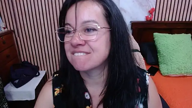 Snapshot of Sonialorens_ chatting on 10.17.25 Sonialorens  online show from 10.17.25