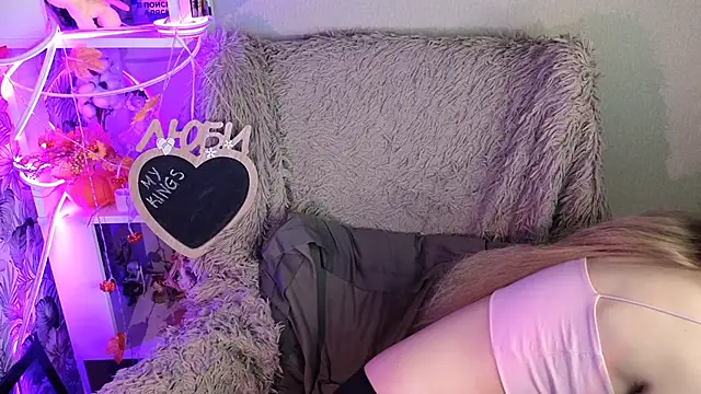 Snapshot of sarakaell chatting on 11.09.25 sarakaell online show from 11.09.25