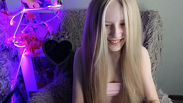 Snapshot of sarakaell chatting on 11.19.25 sarakaell online show from 11.19.25