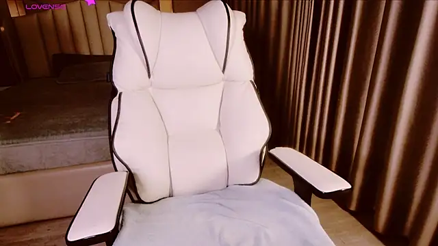 Snapshot of Girl__Funny chatting on 09.29.25 Girl  Funny online show from 09.29.25