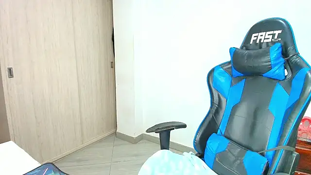 Snapshot of sophiax-x chatting on 09.19.25 sophiax-x online show from 09.19.25