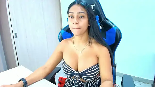 Snapshot of sophiax-x chatting on 10.14.25 sophiax-x online show from 10.14.25