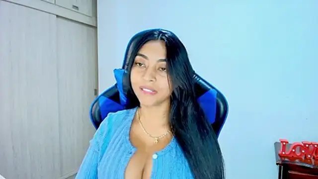 Snapshot of sophiax-x chatting on 12.13.25 sophiax-x online show from 12.13.25