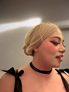 Snapshot of seraphine23 chatting on 10.11.25 seraphine23 online show from 10.11.25