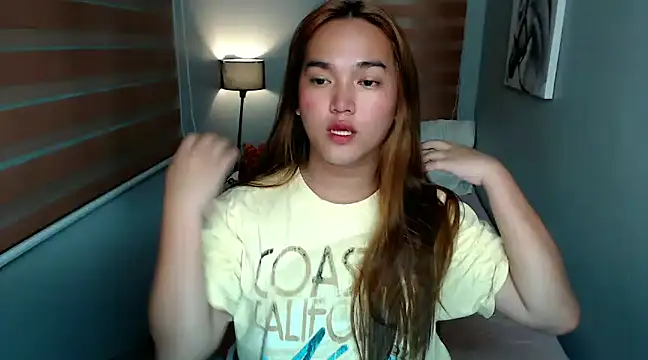 Snapshot of MoaningKylie chatting on 12.17.24 MoaningKylie online show from 12.17.24