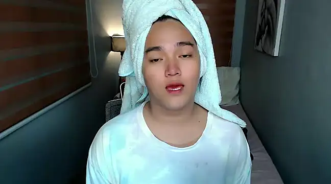 Snapshot of MoaningKylie chatting on 12.17.24 MoaningKylie online show from 12.17.24