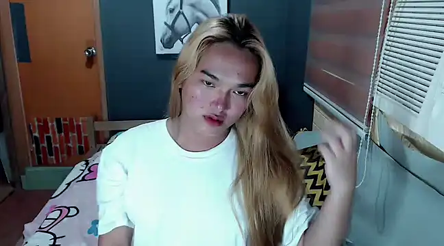 Snapshot of MoaningKylie chatting on 03.22.25 MoaningKylie online show from 03.22.25