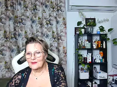 Snapshot of Selenna57 chatting on 12.18.24 Selenna57 online show from 12.18.24