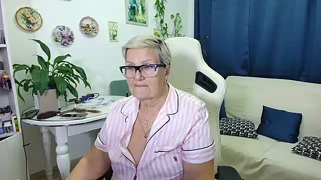 Snapshot of Selenna57 chatting on 12.19.25 Selenna57 online show from 12.19.25