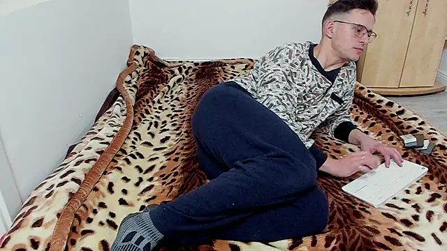 Snapshot of sexxymuscles4u chatting on 12.21.24 sexxymuscles4u online show from 12.21.24