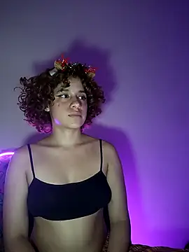 Snapshot of EmmaMelissa0521 chatting on 12.14.24 EmmaMelissa0521 online show from 12.14.24