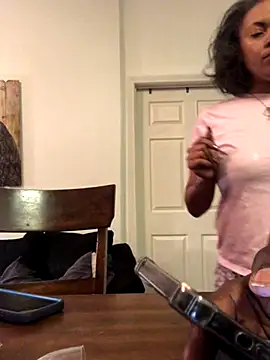 Snapshot of realninafame chatting on 10.04.25 realninafame online show from 10.04.25