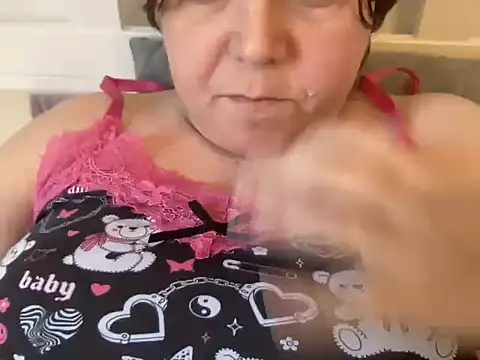 Snapshot of ParisNova chatting on 12.31.24 ParisNova online show from 12.31.24